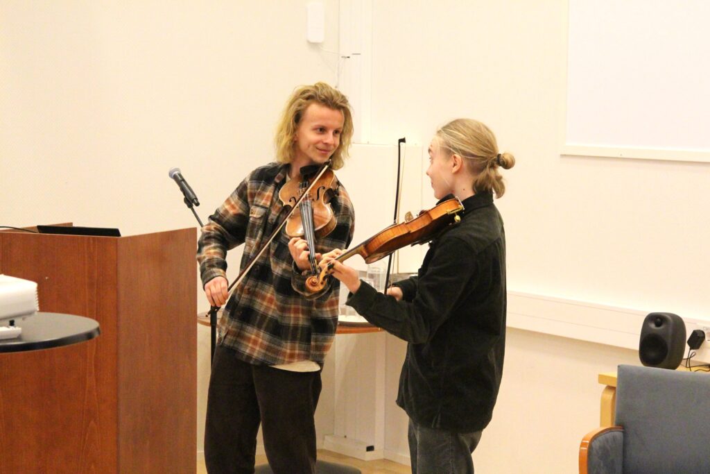 Nuoret muusikot Erkki Virkkala ja Iikka Huntus soittavat viulua. 