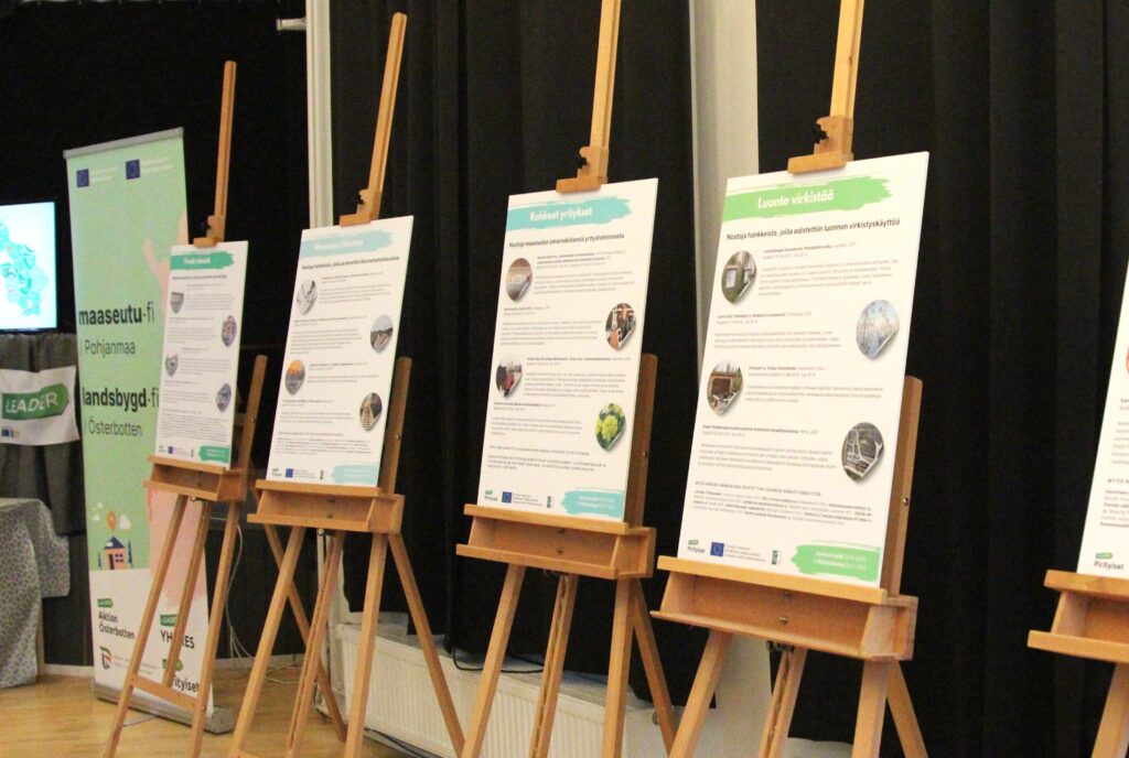 Seminaarin tulostorilla oli esillä hanketauluja. 
