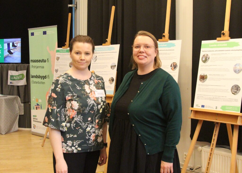 Kuvassa Pirityiset ry:n toiminnanjohtaja Krista Järvelä ja Nord Eval Oy:n erikoistutkija Sari Rannanpää. Taustalla hanketauluja ja tulostoria. 