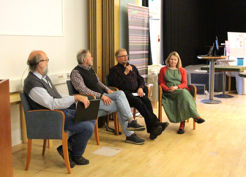 Hanketoteuttajien paneelikeskustelussa Tuire Matilainen (oik.), Juha Korkeakangas, Reima Virkkala ja haastattelija Marko Kivelä.