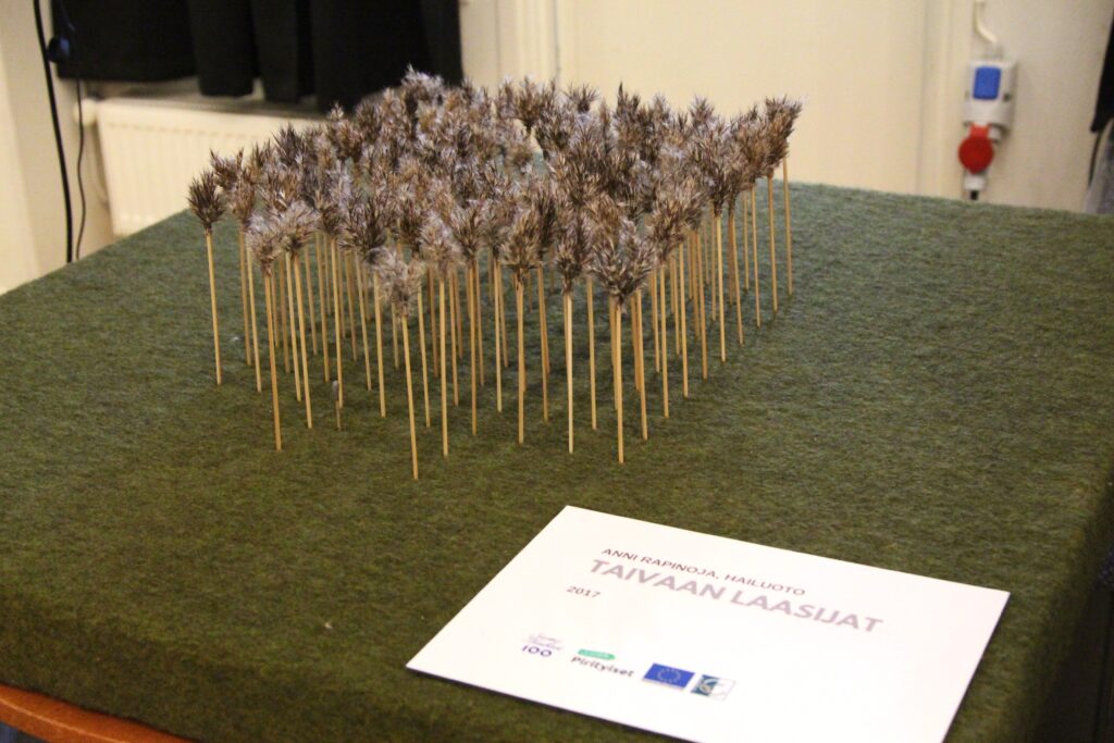 Kuvassa on Taivaanlaasijat -taideteoksen pienoismalli.