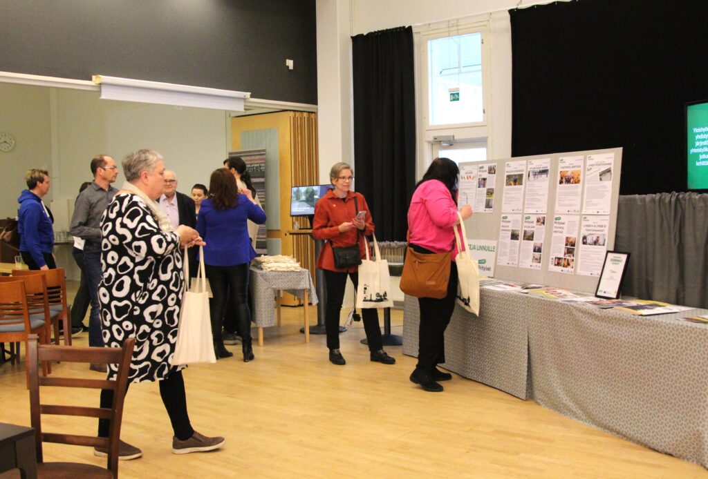 Seminaariyleisöä tutustumassa tulostoriin.