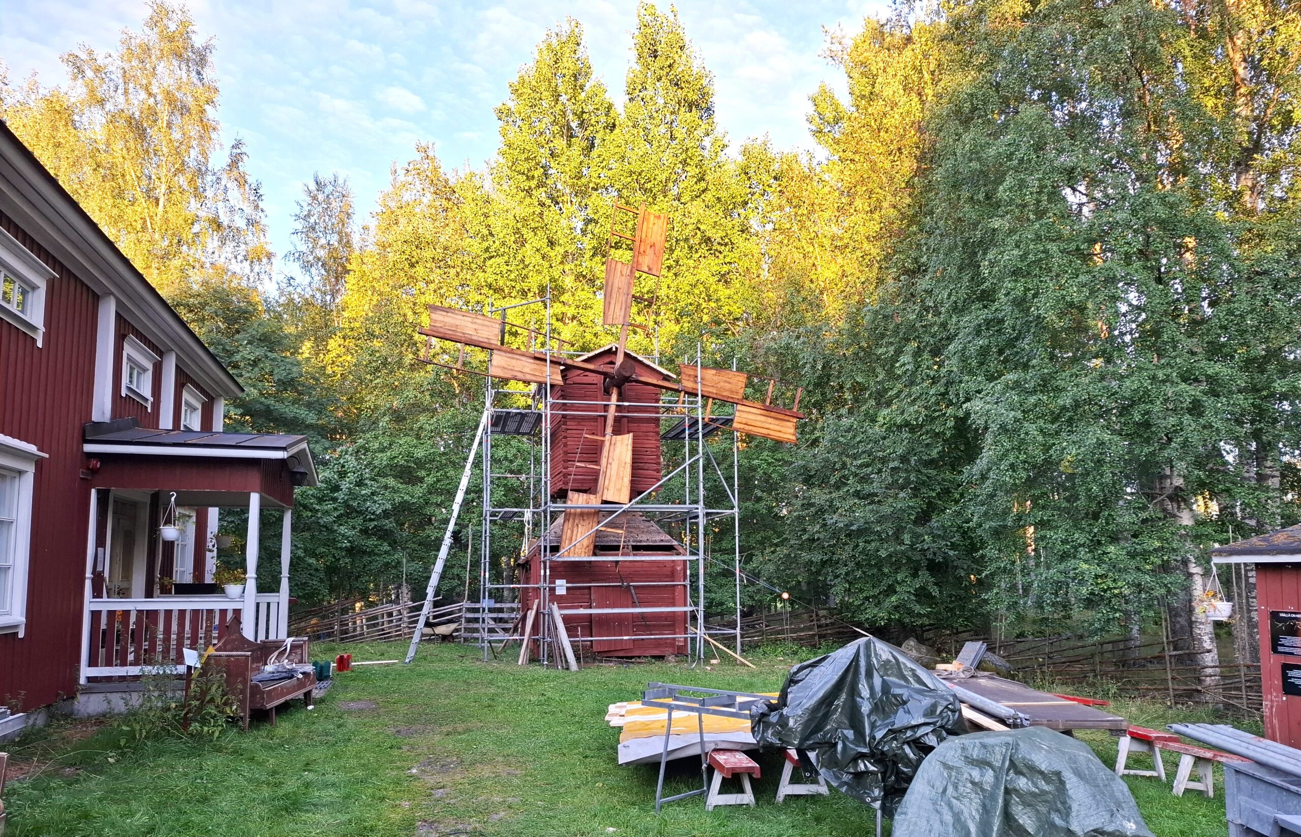 Kuvassa on Taide Vionojan tuulimylly, jota kunnostetaan parhaillaan.